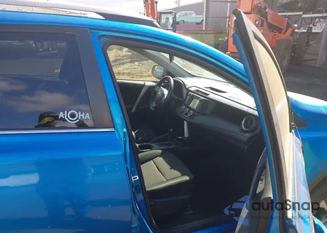 2017 Toyota Rav4 Le z USA, uszkodzony, nr VIN JTMZFREV7HJ111486